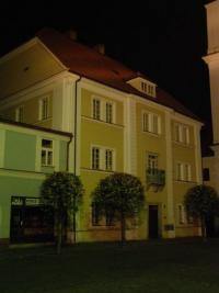 Budova Základní umělecké školy v Březnici s nočním osvětlením